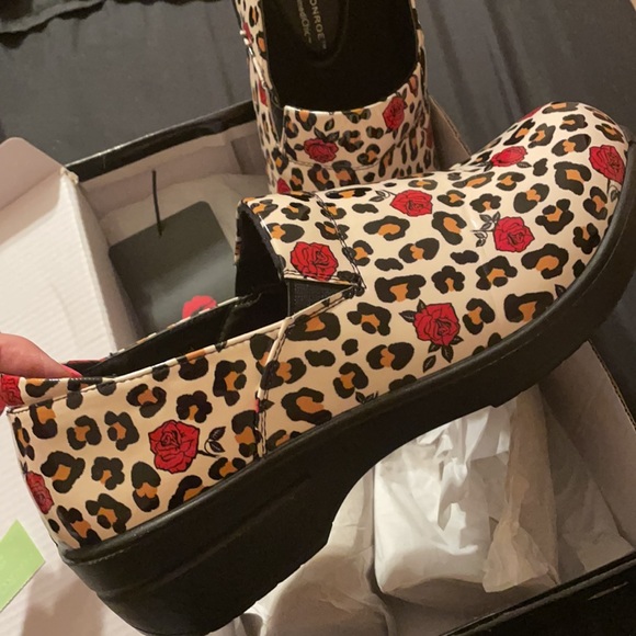 Marilyn Monroe Leopard Rose Nurse Clogs Sz 6-11 - Picture 7 of 7